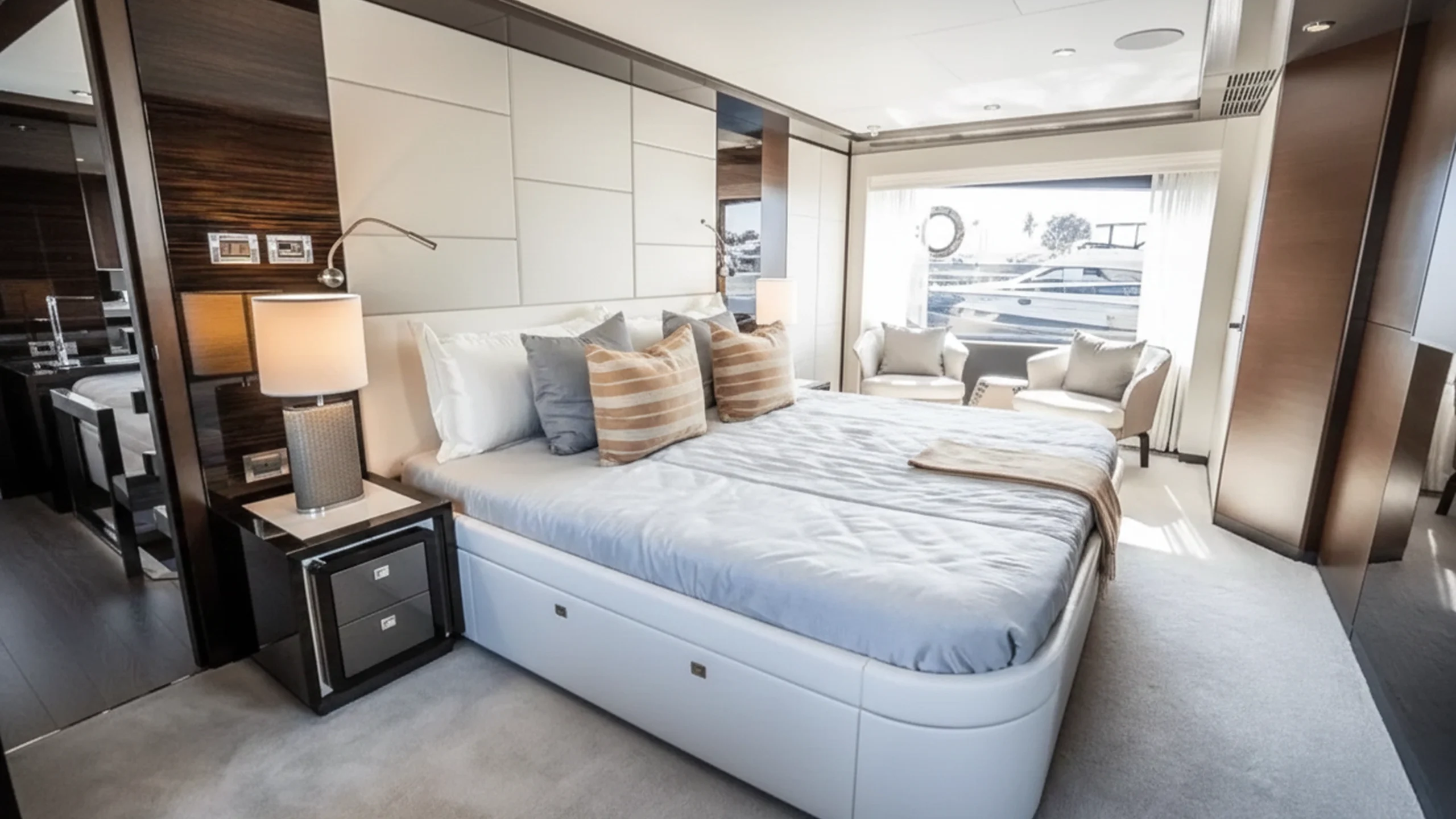 2025 Ocean Alexander 30R Stateroom