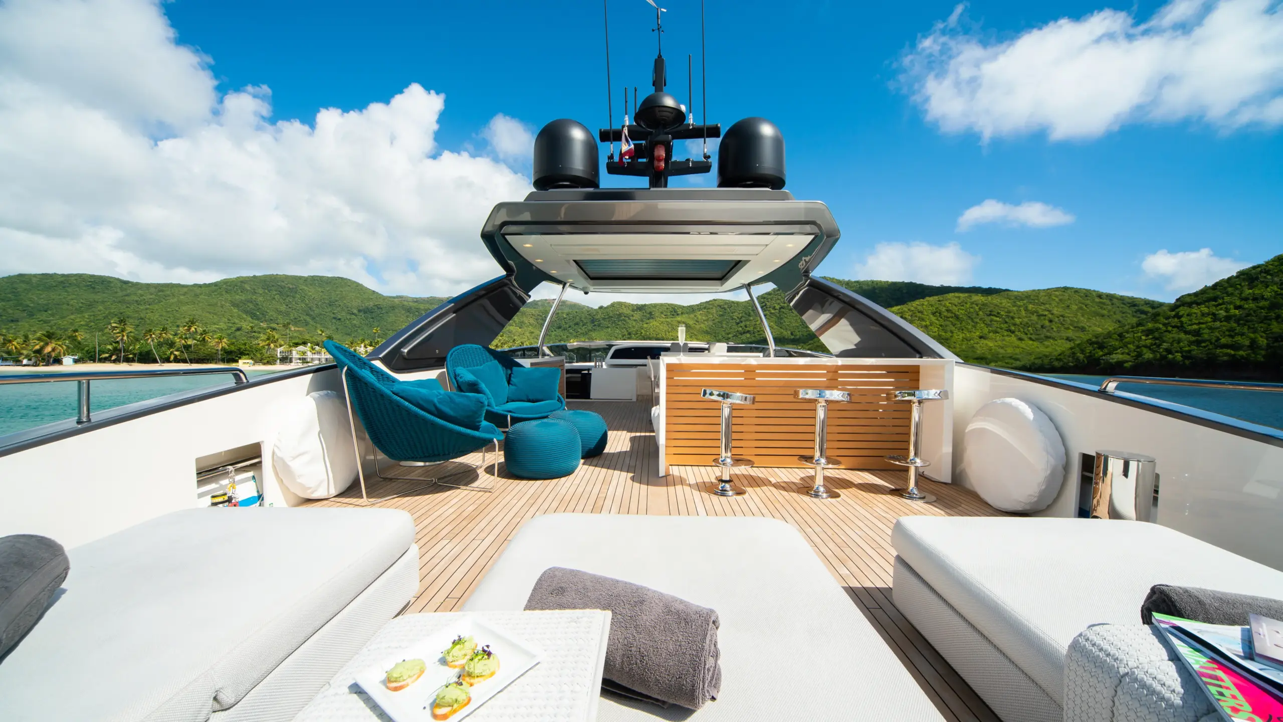 Flybridge motoryacht