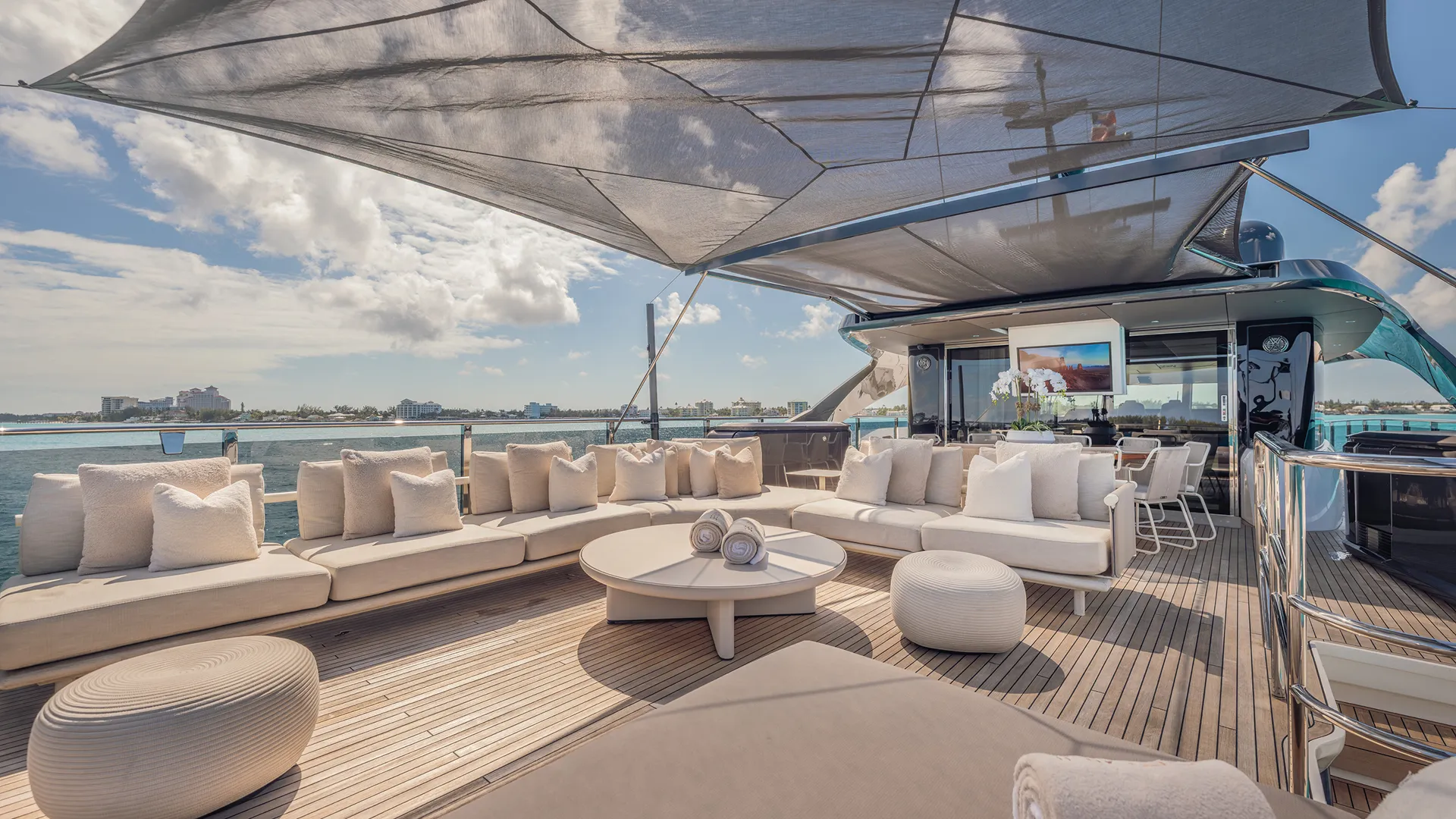 GEMINI yacht exterior layout