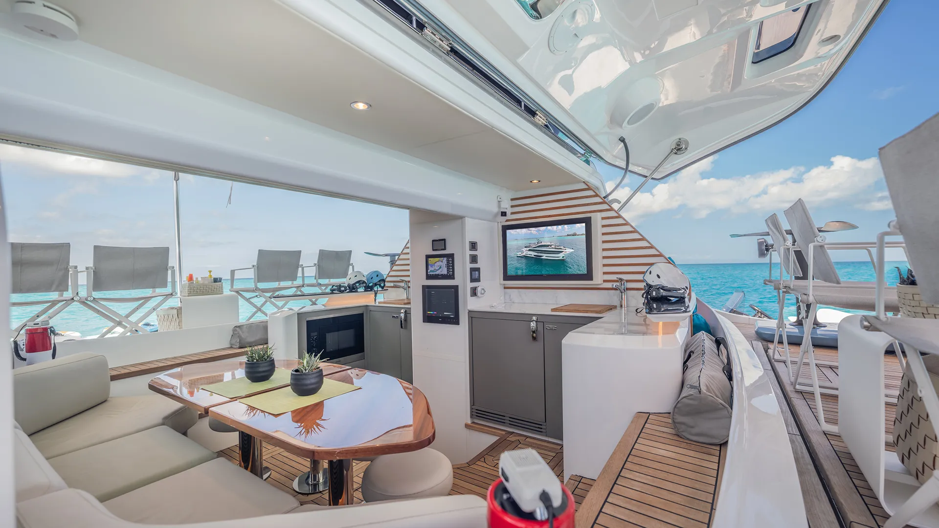 GEMINI yacht skylounge