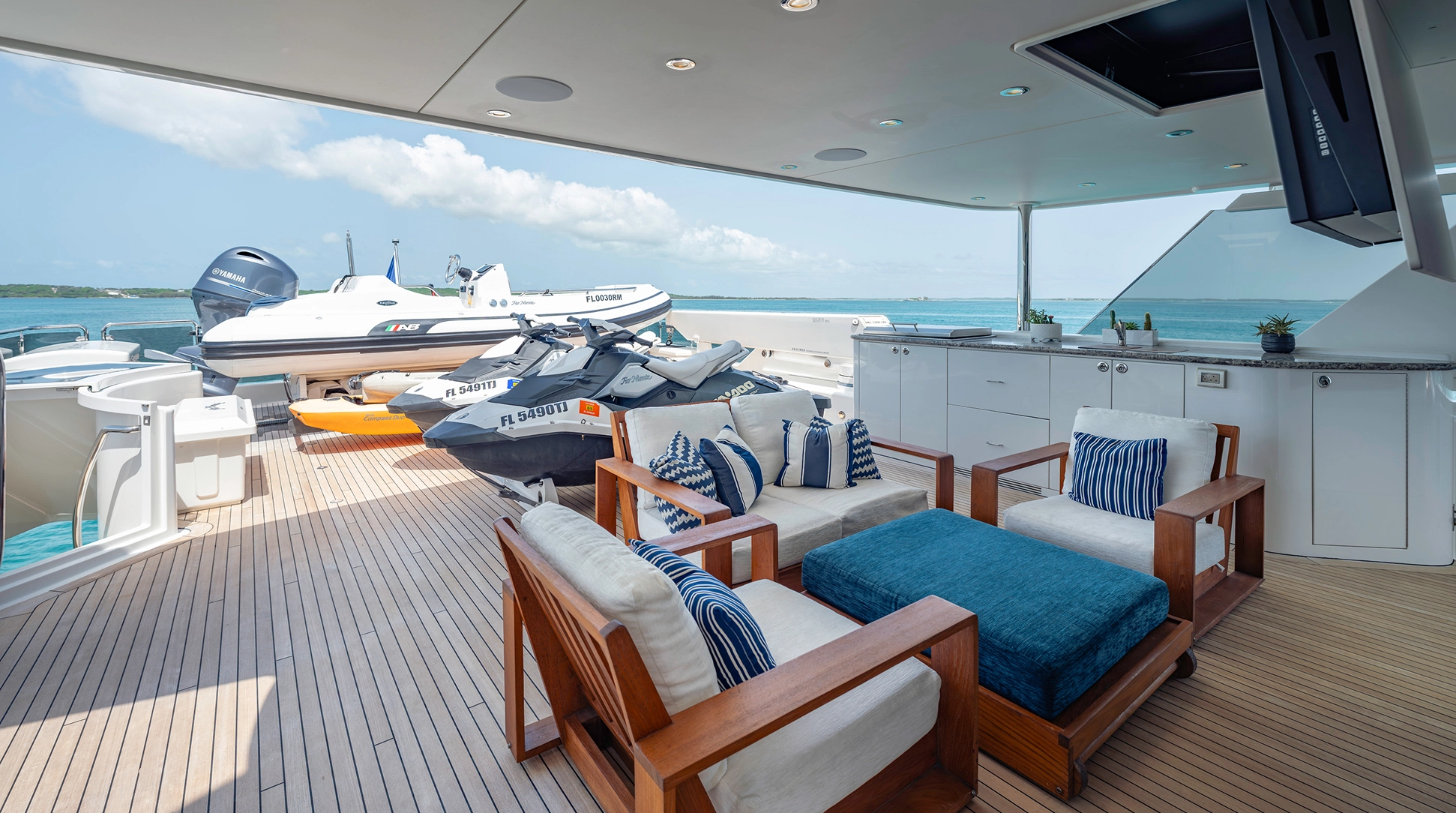 Aft main deck covered dining for 10 with wet bar — FAR NIENTE 2014 Westport 40M