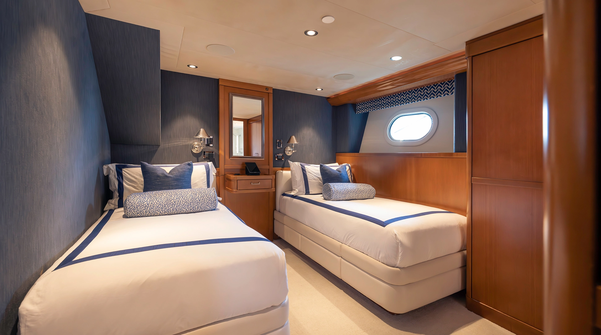 VIP guest stateroom with king berth and ensuite bath — FAR NIENTE Westport 40M